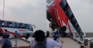 দৌলতদিয়া ঘাটে ফেরিতে ওঠার সময় বাস নদীতে, নিখোঁজ কয়েকজন